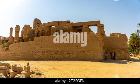 Vue panoramique du temple des colonnes avec hiéroglyphes à l'intérieur du temple de Karnak, le grand sanctuaire d'Amon. Égypte Banque D'Images