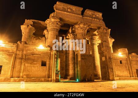 Visite nocturne du magnifique temple de Kom Ombo, le temple dédié aux dieux Sobek et Horus. Dans la ville de Kom Ombo près d'Aswer, en Egypte Banque D'Images
