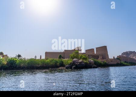 Le temple de Philae avec ses belles colonnes, une construction gréco-romaine sur le Nil, un temple dédié à Isis, déesse de l'amour. Assouan. Banque D'Images