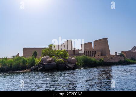 Le temple de Philae avec ses belles colonnes, une construction gréco-romaine sur le Nil, un temple dédié à Isis, déesse de l'amour. Assouan. Banque D'Images