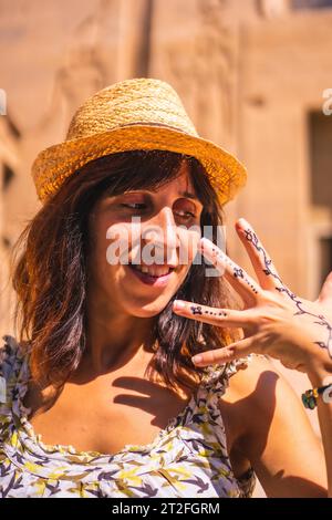 Un jeune touriste visitant le temple de Philae, une construction gréco-romaine vue du Nil, un temple dédié à Isis, déesse de l'amour. Banque D'Images