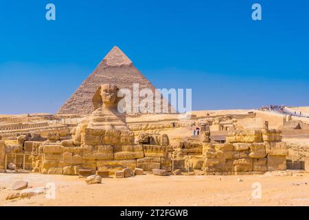 Le Grand Sphinx de Gizeh et en arrière-plan la pyramide de Khafre, les pyramides de Gizeh. Le Caire, Égypte Banque D'Images