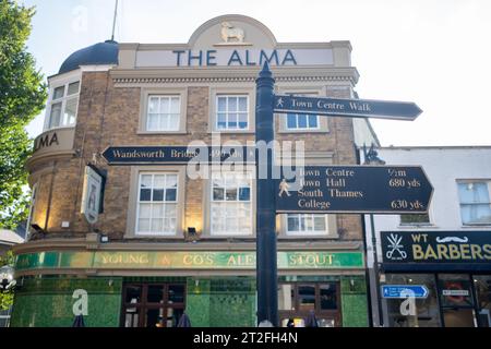 Londres - 10 octobre 2023 : panneau et pub Alma sur Old York Road à l'extérieur de la gare de Wandsworth Town. Banque D'Images