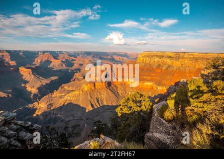 Panoramique au coucher du soleil à la pointe Pima du Grand Canyon et Rio Colorado en arrière-plan. Arizona Banque D'Images