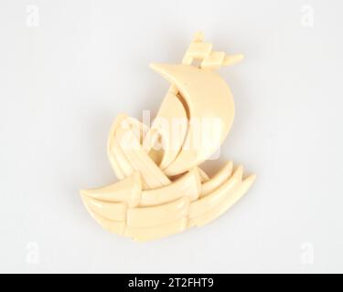 Broche de bateau à voile stylisée Art déco en celluloïd des années 1930 Banque D'Images