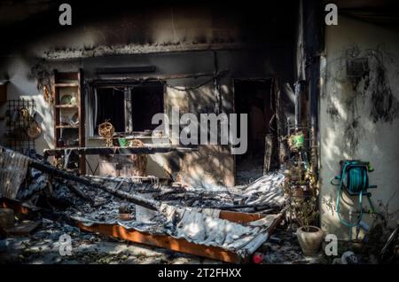 NIR Oz, Israël. 19 octobre 2023. Vue sur la dévastation causée par les militants islamistes du Hamas sur le kibboutz NIR Oz. Crédit : Ilia Yefimovich/dpa/Alamy Live News Banque D'Images