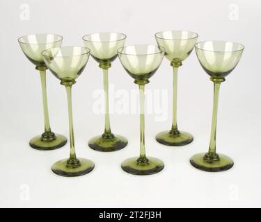 Lot de 6 verres à liqueur Art Nouveau antiques des années 1900-10 Banque D'Images