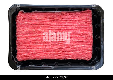 Hachez dans un récipient noir isolé sur fond blanc. Viande hachée maison. Cuisiner un hamburger. Banque D'Images