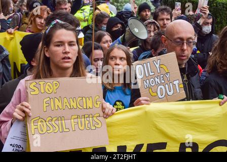 Londres, Royaume-Uni. 19 octobre 2023. La militante suédoise GRETA THUNBERG se joint à une manifestation à Canary Wharf deux jours seulement après avoir été arrêtée à Londres. Les manifestants ont défilé dans le quartier financier et se sont assis devant les sièges de JP Morgan et Barclays pour protester contre le financement des combustibles fossiles. Crédit : Vuk Valcic/Alamy Live News Banque D'Images