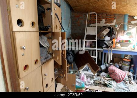 Non exclusive : DNIPRO, UKRAINE - 18 OCTOBRE 2023 - l'intérieur d'une maison détruite lors de l'attaque à la roquette russe qui a eu lieu mercredi matin, Banque D'Images