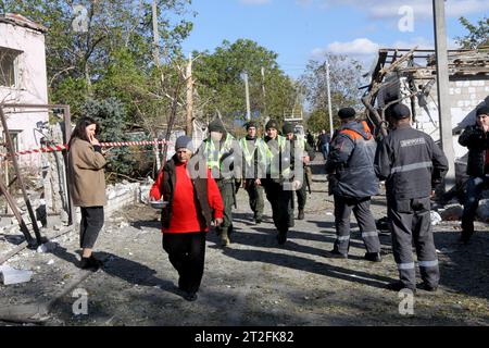 Non exclusif : DNIPRO, UKRAINE - 18 OCTOBRE 2023 - les employés municipaux et les forces de l'ordre réagissent à l'attaque à la roquette russe qui a eu lieu mercredi Banque D'Images