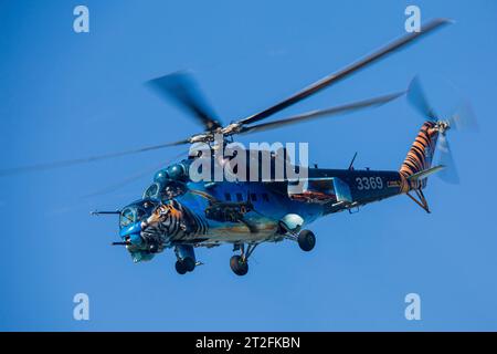 Atterrissage d'un hélicoptère mi-24 de l'armée de l'air tchèque. Banque D'Images