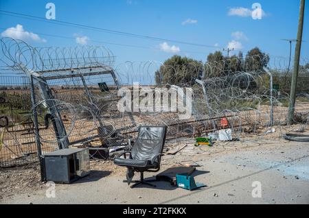 NIR Oz, Israël. 19 octobre 2023. Vue sur la dévastation causée par les militants islamistes du Hamas sur le kibboutz NIR Oz. Crédit : Ilia Yefimovich/dpa/Alamy Live News Banque D'Images