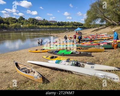 Jefferson City, Mo, États-Unis - 7 octobre 2023 : pagayeurs avec kayaks et canoës à l'arrivée de la course sur une plage de la rivière Missouri à Wilson Serenity point (N Banque D'Images