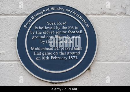 Maidenhead, Royaume-Uni. 19 octobre 2023. Maidenhead United football Club (MUFC) menacerait d'intenter une action en justice pour violation présumée de contrat. MUFC (photo) est basé au club de York Road, Maidenhead, Berkshire depuis plus de 150 ans. Le Club prévoit de déménager à Braywick Park à Maidenhead et aurait acquis des terres dans le parc pour £460 000 en 2022, cependant, ils ont maintenant été arrêtés par le Cabinet au Royal Borough of Windsor & Maidenhead car ce serait une perte d'espace public. Le parc Braywick comprend une réserve naturelle et est un habitat faunique important et très aimé o Banque D'Images