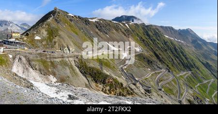 Vue panoramique de la rampe nord montée de la route de passage au col de montagne col alpin avec serpentines virages étroits virages en épingle à cheveux col Stelvio Stelvio Banque D'Images