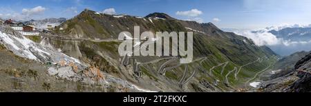 Vue panoramique de Tibethaus sur la rampe nord montée de la route de passage au col de montagne col alpin avec serpentines virages étroits virages en épingle à cheveux Stelvio Banque D'Images