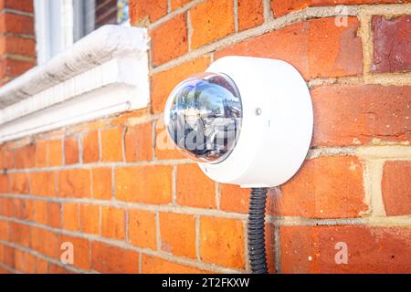 caméra de sécurité à 180 degrés installée à l'extérieur de la maison en briques rouges Banque D'Images