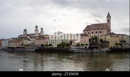 Vue sur le Danube à la vieille ville avec l'église de St. Paul et la cathédrale, bateaux de croisière fluviale, vue panoramique, Passau, Bavière, Allemagne Banque D'Images