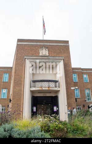 Maidenhead, Royaume-Uni. 19 octobre 2023. Les bureaux du conseil municipal de l'arrondissement royal de Windsor et Maidenhead (RBWM) à Maidenhead. Maidenhead United football Club (MUFC) menacerait d'intenter une action en justice pour violation présumée de contrat. MUFC est basé au club de York Road, Maidenhead, Berkshire depuis plus de 150 ans. Le Club prévoit de déménager à Braywick Park à Maidenhead et aurait acquis des terres dans le parc pour £460 000 en 2022, cependant, ils ont maintenant été arrêtés par le Cabinet au Royal Borough of Windsor & Maidenhead car ce serait une perte d'espace public. Braywick Park comprend un Banque D'Images