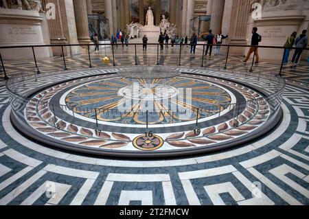 Vue intérieure, visiteur, pendule de Foucault pour preuve empirique de la rotation de la terre, Panthéon Panthéon National Hall of Fame, montagne Sainte-Geneviève Banque D'Images