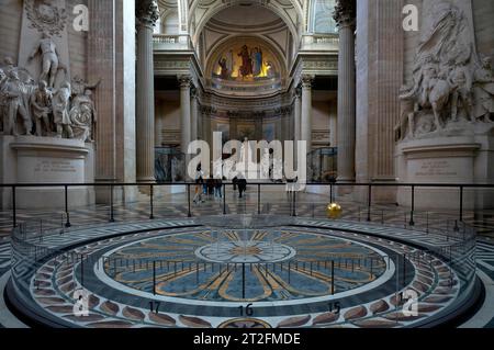 Vue intérieure, visiteur, pendule de Foucault pour preuve empirique de la rotation de la terre, Panthéon Panthéon National Hall of Fame, montagne Sainte-Geneviève Banque D'Images