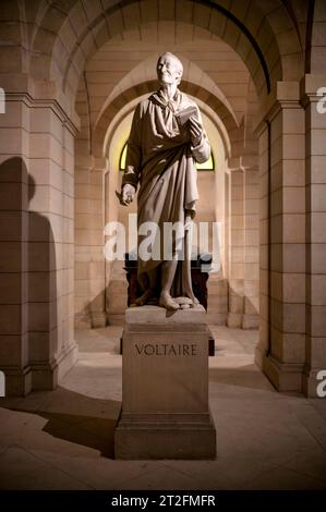 Intérieur, statue, sarcophage, tombeau honoraire de François Marie Arouet Voltaire, crypte, Panthéon du Temple de la renommée nationale, montagne Sainte-Geneviève Or Banque D'Images