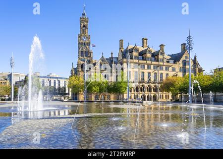 Bradford Town Hall horloge Tour ou Bradford City Hall dans le centre-ville de Bradford Centenary Square avec fontaines Bradford Yorkshire Angleterre Royaume-Uni GB Europe Banque D'Images