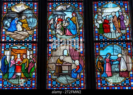 Vitraux à l'intérieur de la cathédrale Saint Corentin dans le village médiéval de Quimper dans le département du Finisterre. Bretagne française, France Banque D'Images