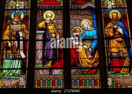 Vitraux à l'intérieur de la cathédrale Saint Corentin dans le village médiéval de Quimper dans le département du Finisterre. Bretagne française, France Banque D'Images