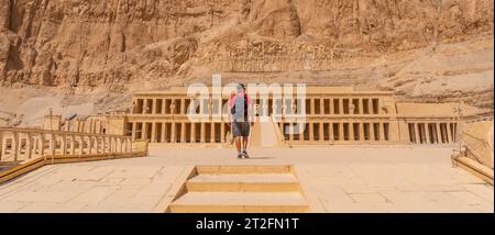 Une jeune femme visitant le temple mortuaire de Hatshepsut sans personne à son retour du tourisme à Louxor après la pandémie de coronavirua, en Égypte Banque D'Images