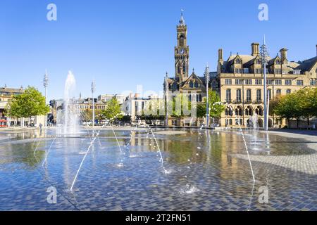 Bradford Town Hall horloge Tour ou Bradford City Hall dans le centre-ville de Bradford Centenary Square avec fontaines Bradford Yorkshire Angleterre Royaume-Uni GB Europe Banque D'Images