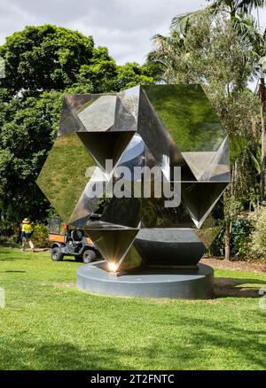 Sculpteur dans les jardins botaniques de la ville, Brisbane, Queensland. Australie Banque D'Images