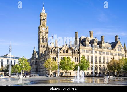 Bradford Town Hall horloge Tour ou Bradford City Hall dans le centre-ville de Bradford Centenary Square avec fontaines Bradford Yorkshire Angleterre Royaume-Uni GB Europe Banque D'Images