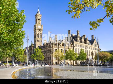 Bradford Town Hall horloge Tour ou Bradford City Hall dans le centre-ville de Bradford Centenary Square avec fontaines Bradford Yorkshire Angleterre Royaume-Uni GB Europe Banque D'Images