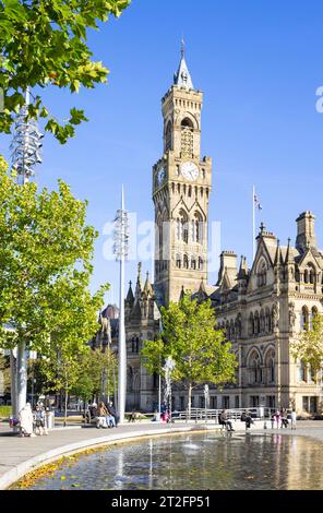 Bradford Town Hall horloge Tour ou Bradford City Hall dans le centre-ville de Bradford Centenary Square avec fontaines Bradford Yorkshire Angleterre Royaume-Uni GB Europe Banque D'Images