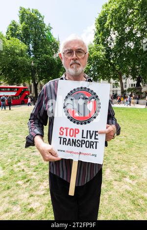 Peter Egan, acteur et activiste, au rassemblement de la campagne Stop Live transport. Protestant, manifestant contre le transport à longue distance du bétail Banque D'Images