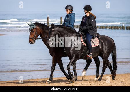 Deux femmes à cheval sur la plage d'Oostkapelle à Walcheren, Zélande, pays-Bas. ***À USAGE ÉDITORIAL*** zwei Frauen auf Pferden am Strand von Oo Banque D'Images