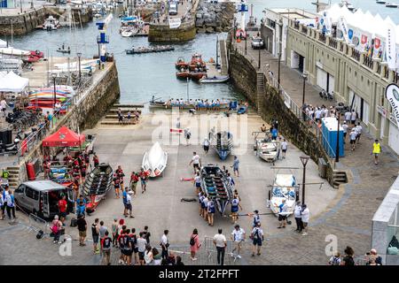 San Sebastian, Espagne - 8 juillet 2023 : régate de bateaux à rames Trainera dans la baie de la Concha à San Sebastian pendant Eusko Label et Euskotren 2023 lea Banque D'Images