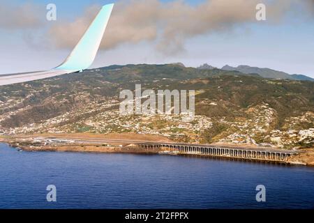 Funchal, Madère, Portugal - septembre 2016 : vue aérienne de l'aéroport de l'île. Le prolongement de piste est construit sur une série de piliers en béton. Banque D'Images