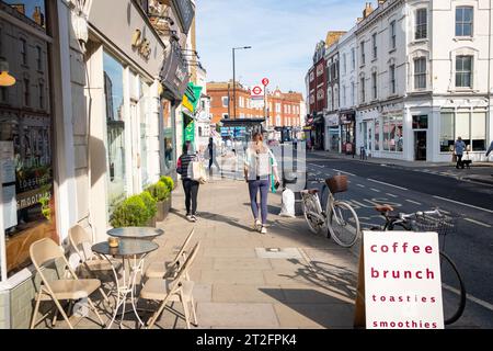Londres - 10 octobre 2023 : scène de rue de Fulham Road dans SW6, au sud-ouest de Londres. Banque D'Images