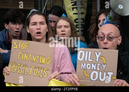 Londres, Royaume-Uni. 19 octobre 2023. La militante climatique suédoise Greta Thunberg se joint à Fossil Free London pour manifester devant le siège londonien de JP Morgan à Canary Wharf. La banque est l’un des principaux bailleurs de fonds de l’extraction des combustibles fossiles à l’origine de l’urgence climatique et de la dégradation de l’environnement et, selon les manifestants, devrait cesser de soutenir l’extraction de pétrole et de gaz. Crédit : Ron Fassbender/Alamy Live News Banque D'Images