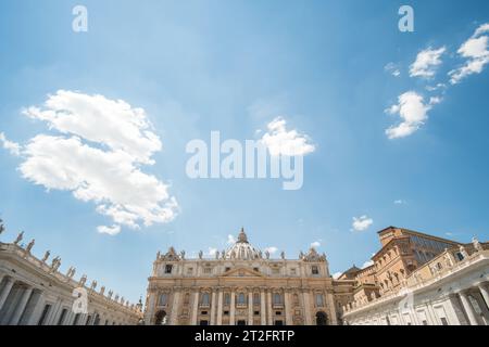 St. Basilique Pierre située sur la place Saint-Pierre, la grande place du Vatican. Banque D'Images