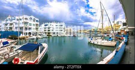 Benalmadena architecture portuaire pittoresque vue panoramique, région Andalousie, sud de l'Espagne Banque D'Images