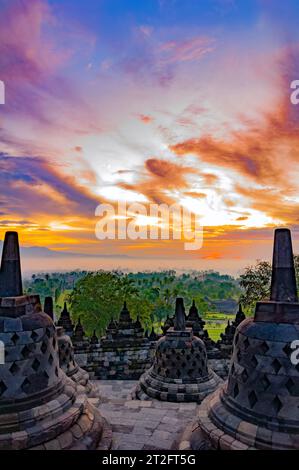 Fabuleusement beaux nuages au-dessus de l'ancien complexe de temples Borobudur en Indonésie Banque D'Images