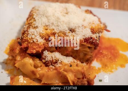 Lasagnes servies sur assiette sur la table Banque D'Images