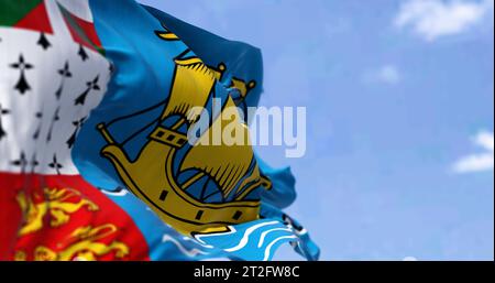 Gros plan du drapeau de Saint Pierre et Miquelon agitant au vent par temps clair. La collectivité française d'outre-mer. rendu d'illustration 3d. Ondulation fa Banque D'Images