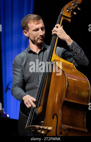 Tom Farmer joue de la contrebasse avec IVE Neame's Dodeka, Scarborough Jazz Festival 2023 Banque D'Images