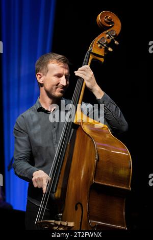 Tom Farmer joue de la contrebasse avec IVE Neame's Dodeka, Scarborough Jazz Festival 2023 Banque D'Images