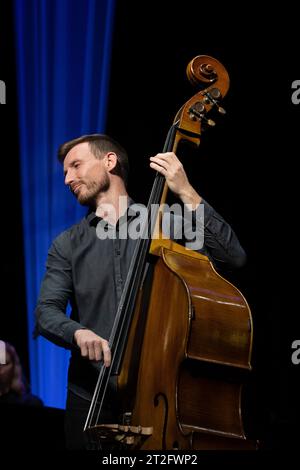 Tom Farmer joue de la contrebasse avec IVE Neame's Dodeka, Scarborough Jazz Festival 2023 Banque D'Images